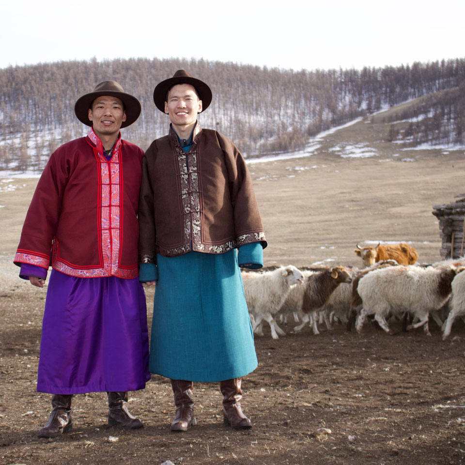 LANGYARNS Noble Nomads Gebrüder Bold in traditioneller mongolischer Kleidung